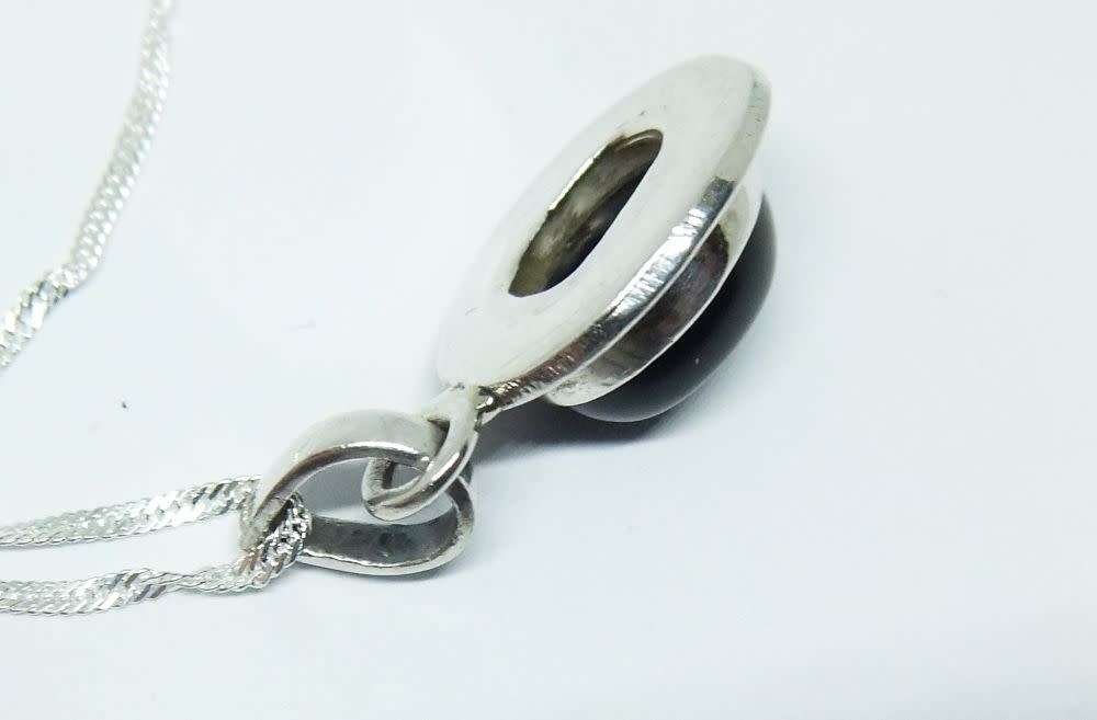 R1 START !! A 40 CM STERLING SILVER NECKLACE & STERLING SILVER CABOCHON GENUINE ONYX PENDANT !! WOW
