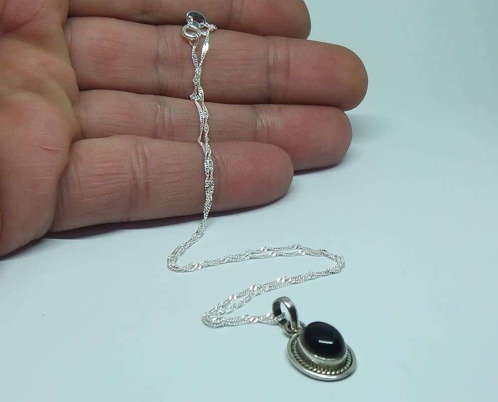 R1 START !! A 40 CM STERLING SILVER NECKLACE & STERLING SILVER CABOCHON GENUINE ONYX PENDANT !! WOW