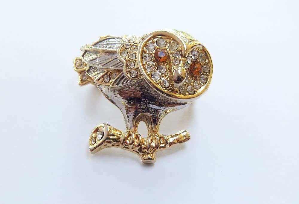 A STUNNING VINTAGE OWL MOTIF BROOCH SET WITH LOTS OF SHINY FACETED STONES !! MUST SEE !!