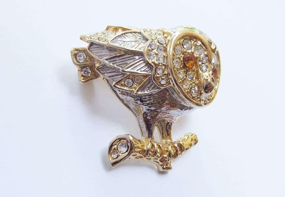 A STUNNING VINTAGE OWL MOTIF BROOCH SET WITH LOTS OF SHINY FACETED STONES !! MUST SEE !!