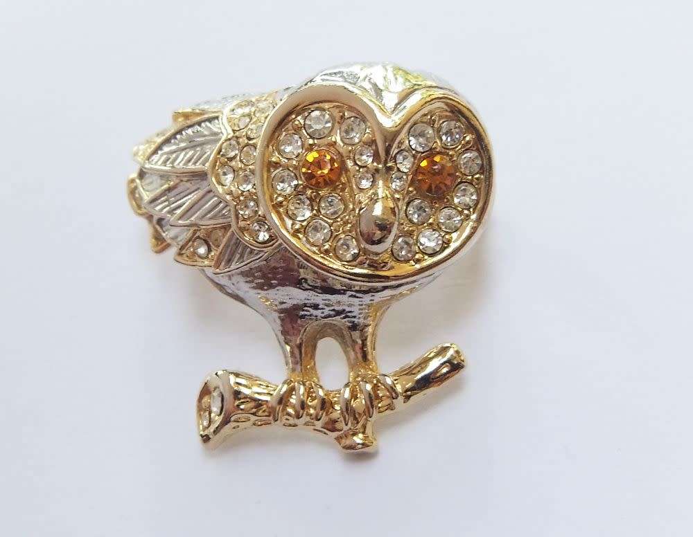 A STUNNING VINTAGE OWL MOTIF BROOCH SET WITH LOTS OF SHINY FACETED STONES !! MUST SEE !!