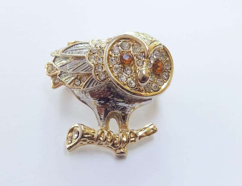A STUNNING VINTAGE OWL MOTIF BROOCH SET WITH LOTS OF SHINY FACETED STONES !! MUST SEE !!