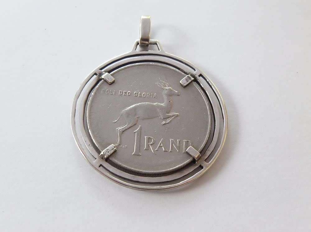 A TOTALLY COOL VINTAGE 1977 ONE RAND COIN PENDANT WITH A STERLING SILVER FRAME !! FREE COMBINING !!