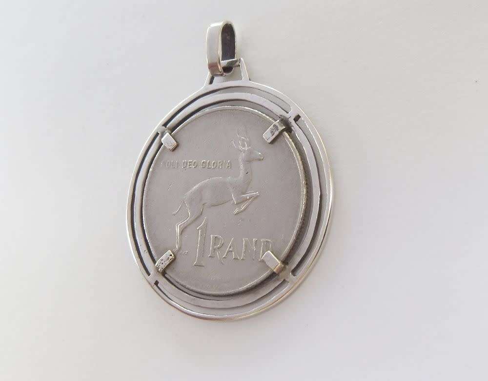 A TOTALLY COOL VINTAGE 1977 ONE RAND COIN PENDANT WITH A STERLING SILVER FRAME !! FREE COMBINING !!