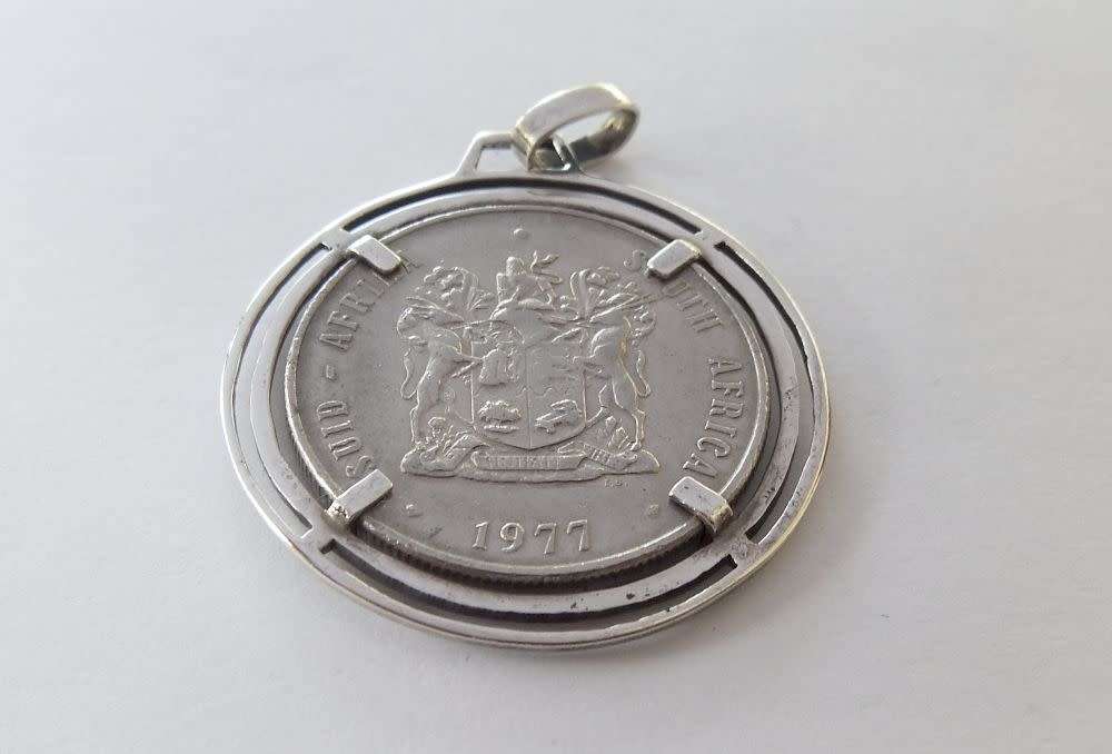 A TOTALLY COOL VINTAGE 1977 ONE RAND COIN PENDANT WITH A STERLING SILVER FRAME !! FREE COMBINING !!