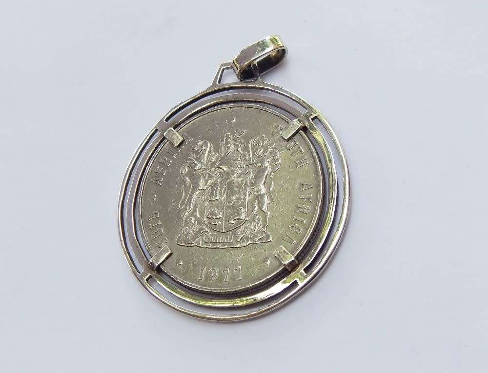 A TOTALLY COOL VINTAGE 1977 ONE RAND COIN PENDANT WITH A STERLING SILVER FRAME !! FREE COMBINING !!