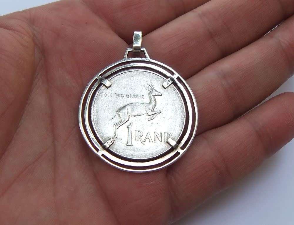 A TOTALLY COOL VINTAGE 1977 ONE RAND COIN PENDANT WITH A STERLING SILVER FRAME !! FREE COMBINING !!