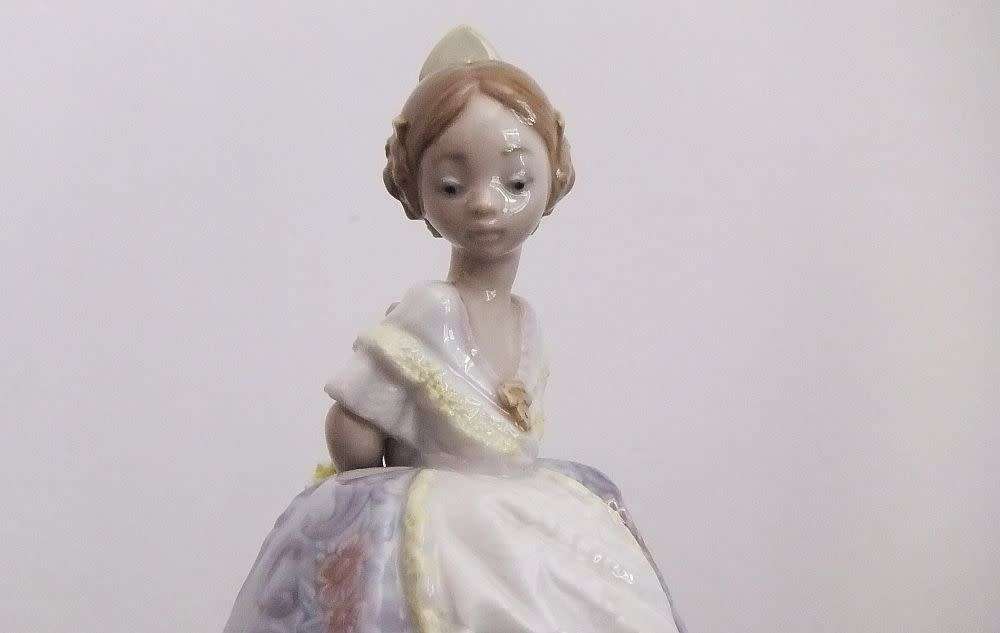 WOW !! A RARE RETIRED LLADRO FIGURE CIRCA 1985 - GIRL WITH FLOWER - IN PERFECT CONDITION !!