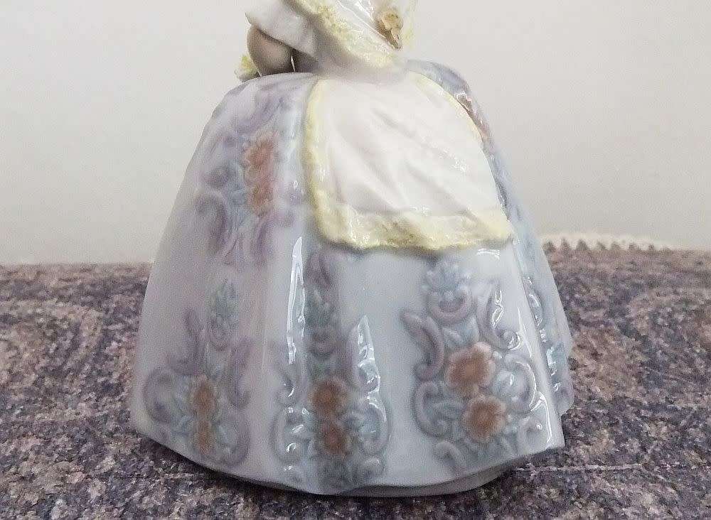 WOW !! A RARE RETIRED LLADRO FIGURE CIRCA 1985 - GIRL WITH FLOWER - IN PERFECT CONDITION !!
