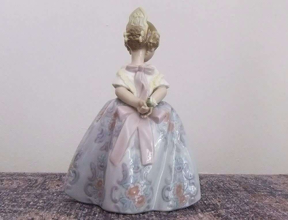 WOW !! A RARE RETIRED LLADRO FIGURE CIRCA 1985 - GIRL WITH FLOWER - IN PERFECT CONDITION !!