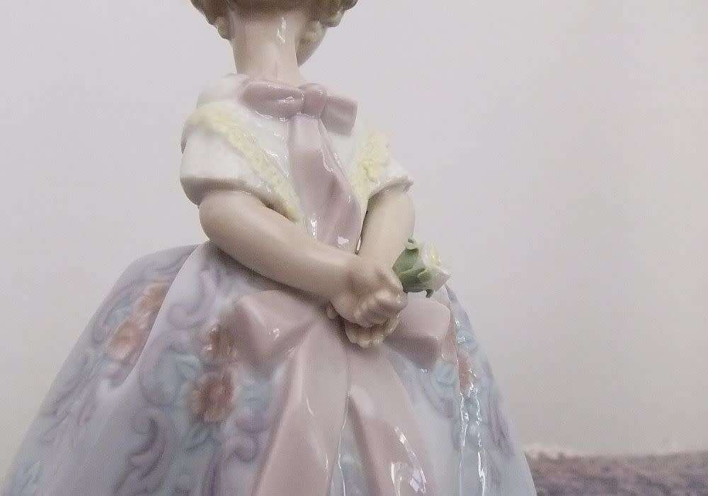 WOW !! A RARE RETIRED LLADRO FIGURE CIRCA 1985 - GIRL WITH FLOWER - IN PERFECT CONDITION !!