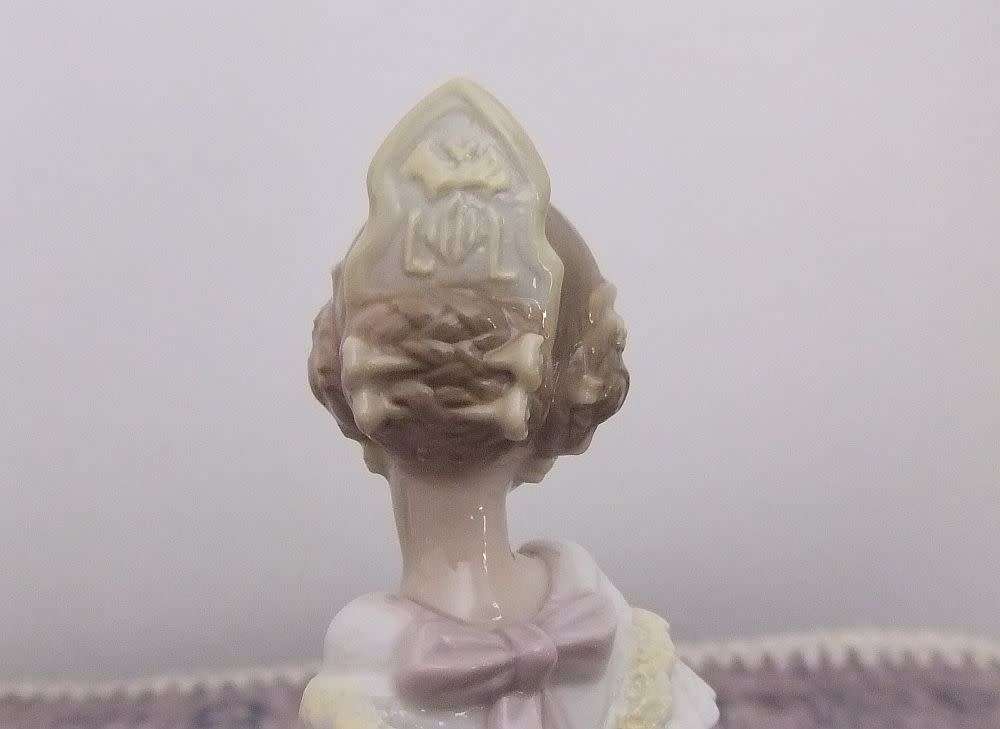 WOW !! A RARE RETIRED LLADRO FIGURE CIRCA 1985 - GIRL WITH FLOWER - IN PERFECT CONDITION !!