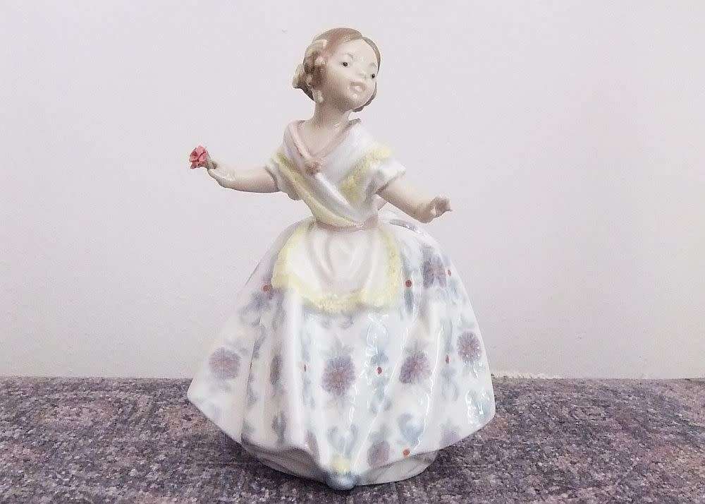 A RARE VINTAGE RETIRED LLADRO GIRL WITH FLOWER FIGURE DATED 1985 IN MINT CONDITION !! STUNNING !!
