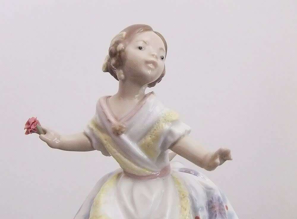 A RARE VINTAGE RETIRED LLADRO GIRL WITH FLOWER FIGURE DATED 1985 IN MINT CONDITION !! STUNNING !!