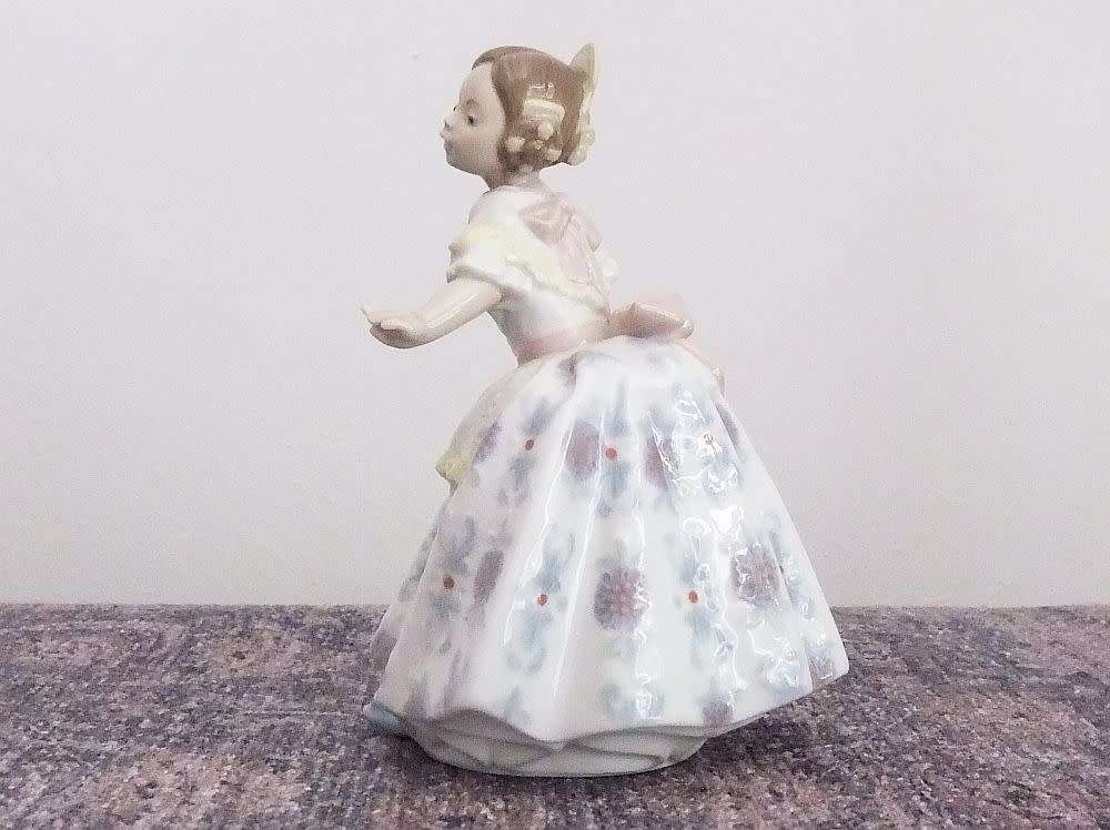 A RARE VINTAGE RETIRED LLADRO GIRL WITH FLOWER FIGURE DATED 1985 IN MINT CONDITION !! STUNNING !!