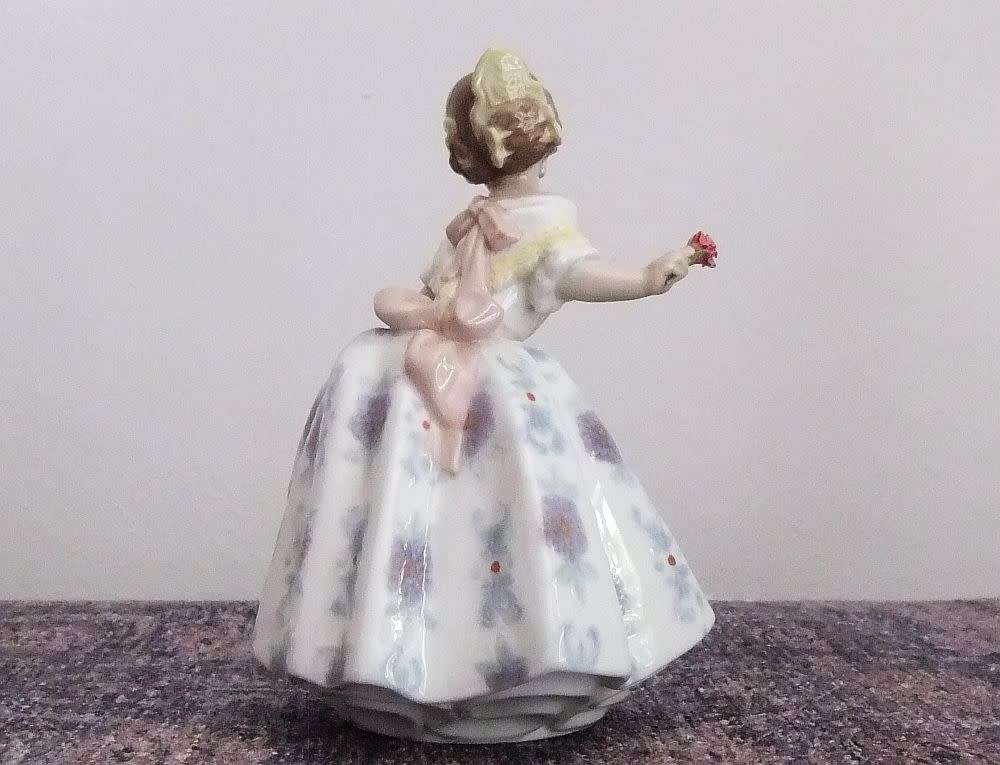 A RARE VINTAGE RETIRED LLADRO GIRL WITH FLOWER FIGURE DATED 1985 IN MINT CONDITION !! STUNNING !!
