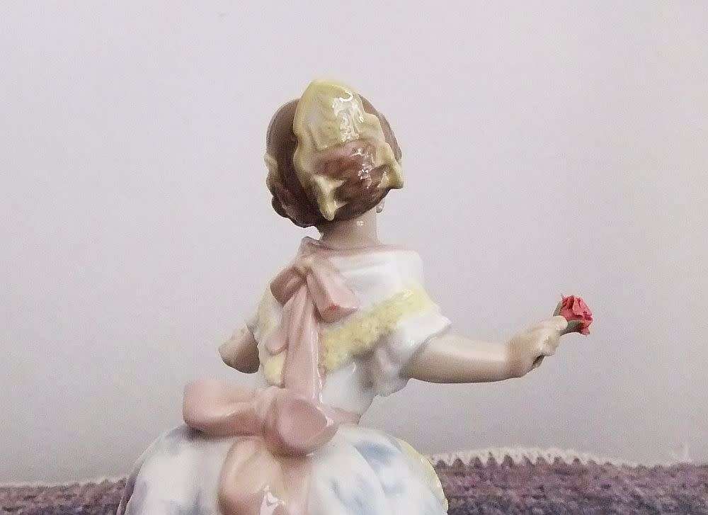 A RARE VINTAGE RETIRED LLADRO GIRL WITH FLOWER FIGURE DATED 1985 IN MINT CONDITION !! STUNNING !!