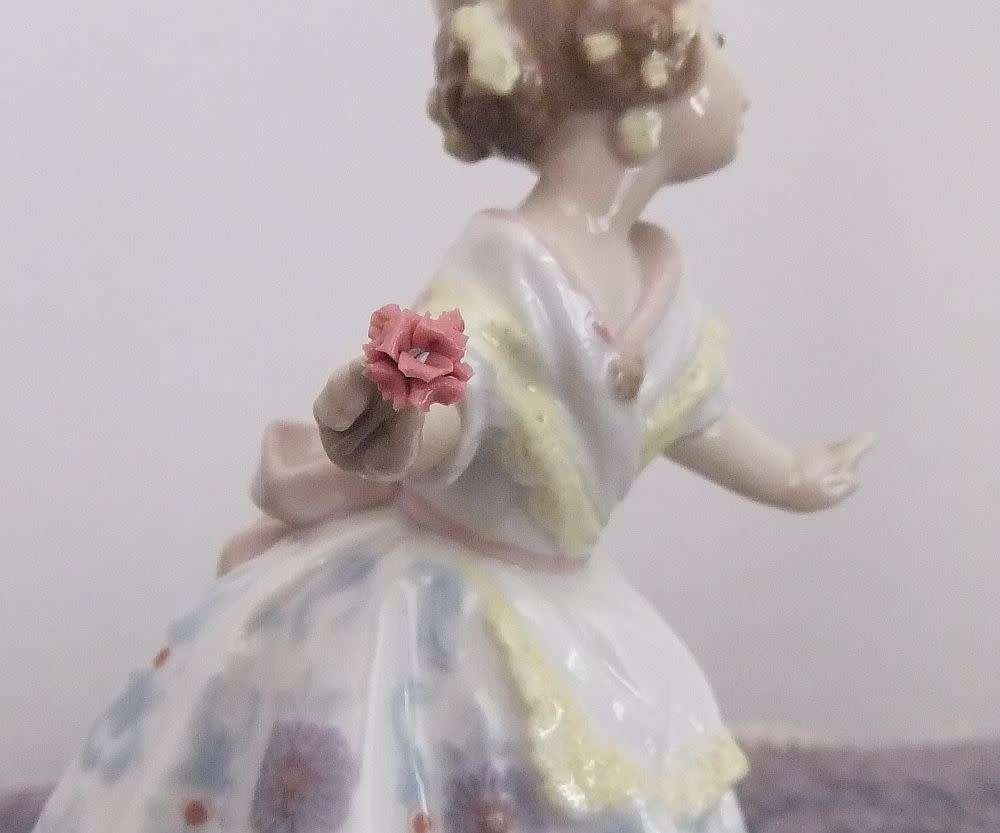 A RARE VINTAGE RETIRED LLADRO GIRL WITH FLOWER FIGURE DATED 1985 IN MINT CONDITION !! STUNNING !!