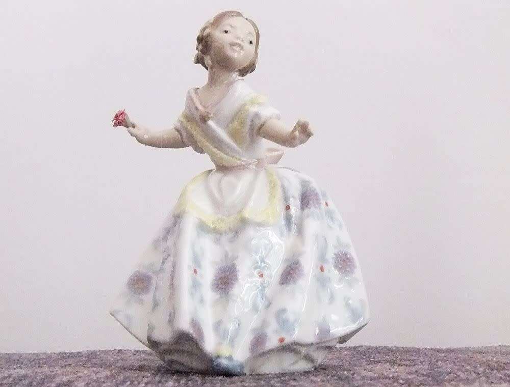 A RARE VINTAGE RETIRED LLADRO GIRL WITH FLOWER FIGURE DATED 1985 IN MINT CONDITION !! STUNNING !!