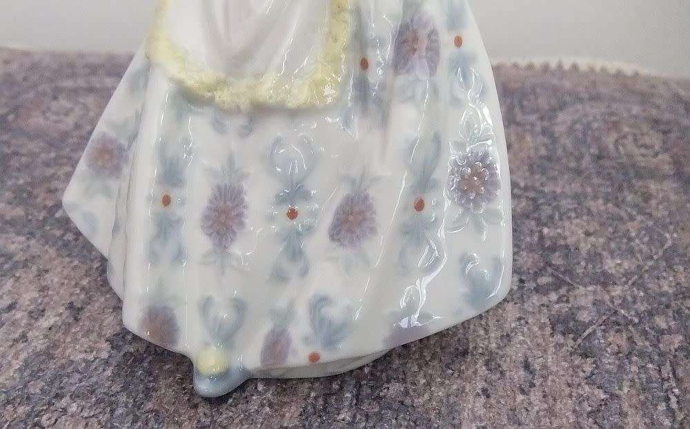 A RARE VINTAGE RETIRED LLADRO GIRL WITH FLOWER FIGURE DATED 1985 IN MINT CONDITION !! STUNNING !!