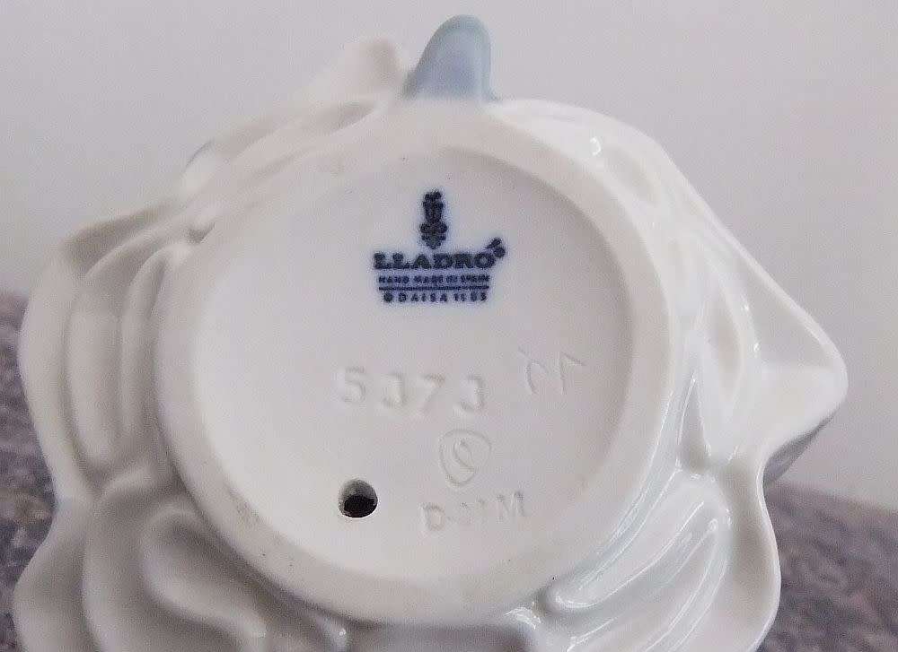 A RARE VINTAGE RETIRED LLADRO GIRL WITH FLOWER FIGURE DATED 1985 IN MINT CONDITION !! STUNNING !!