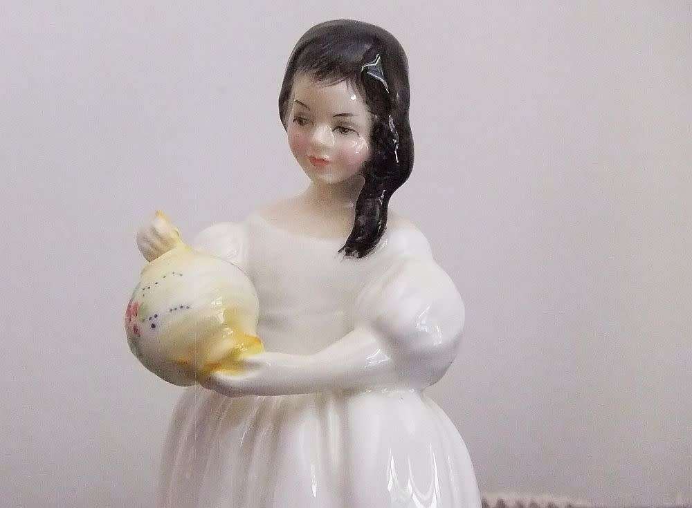 PERFECT CONDITION !! A VINTAGE ROYAL DOULTON PORCELAIN FIGURE NAMED MANDY BY PEGGY DAVIES 1982