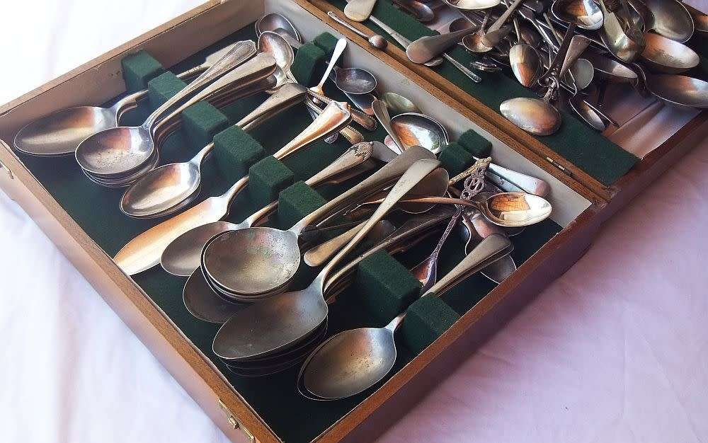 COOL DEAL !! OVER 100 PIECES OF VINTAGE / ANTIQUE CUTLERY IN AN OLD ART DECO WOODEN CANTEEN BOX !!