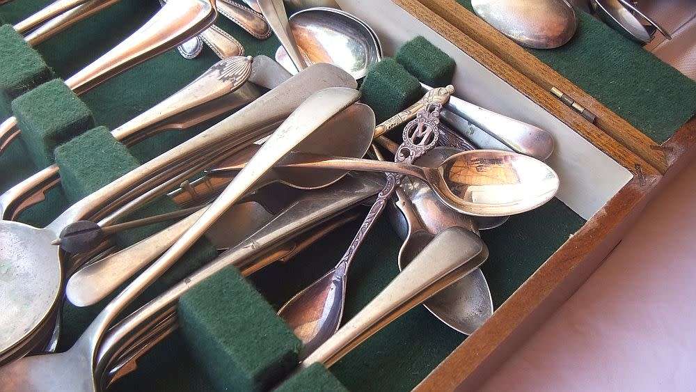 COOL DEAL !! OVER 100 PIECES OF VINTAGE / ANTIQUE CUTLERY IN AN OLD ART DECO WOODEN CANTEEN BOX !!