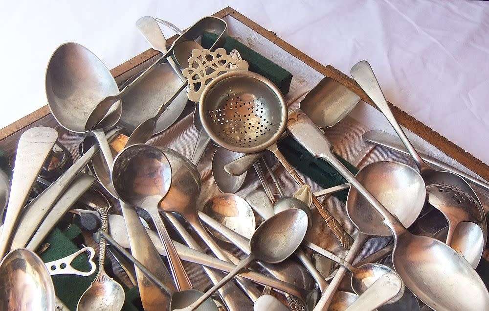 COOL DEAL !! OVER 100 PIECES OF VINTAGE / ANTIQUE CUTLERY IN AN OLD ART DECO WOODEN CANTEEN BOX !!