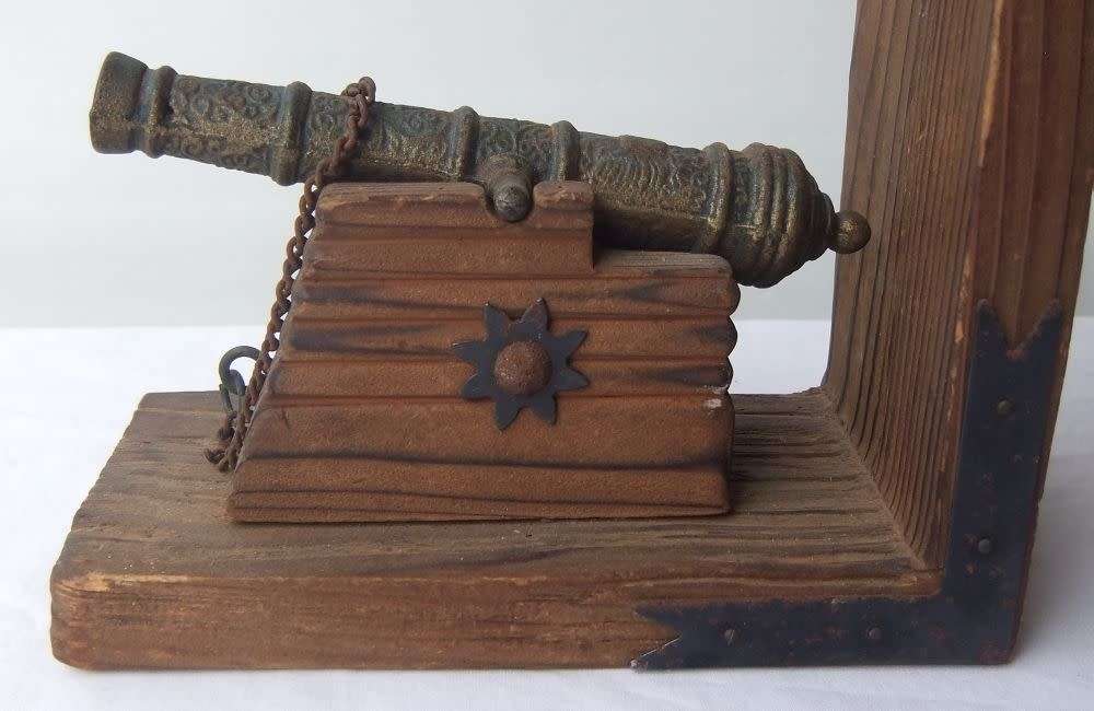 SO RUSTIC !! ONE VINTAGE WOODEN BOOKEND WITH PATTERNED METAL CANNON !! AS A DESKPIECE OR PROJECT !!