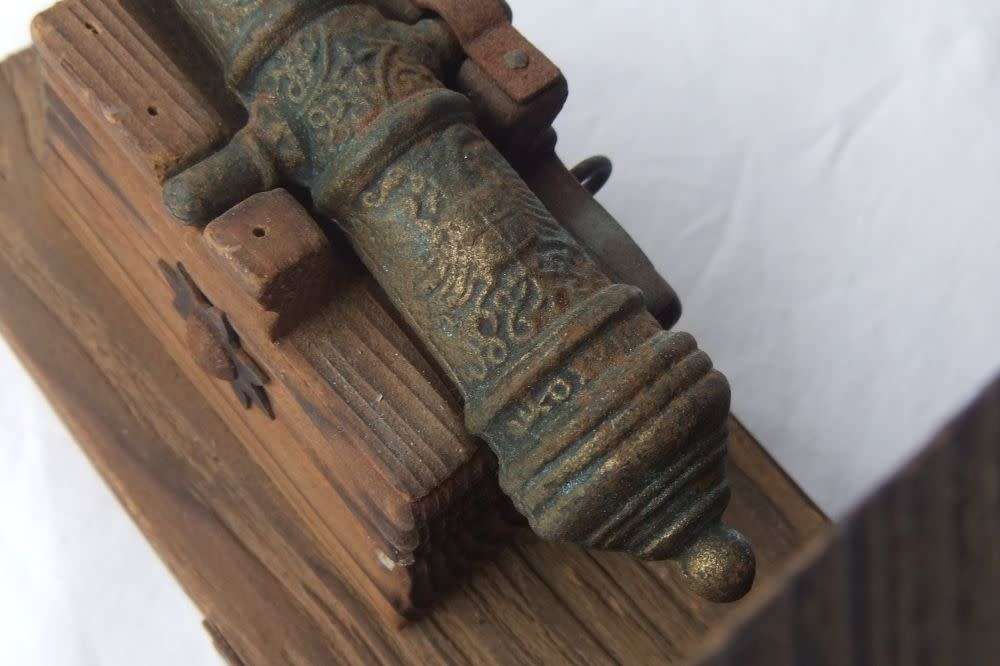 SO RUSTIC !! ONE VINTAGE WOODEN BOOKEND WITH PATTERNED METAL CANNON !! AS A DESKPIECE OR PROJECT !!