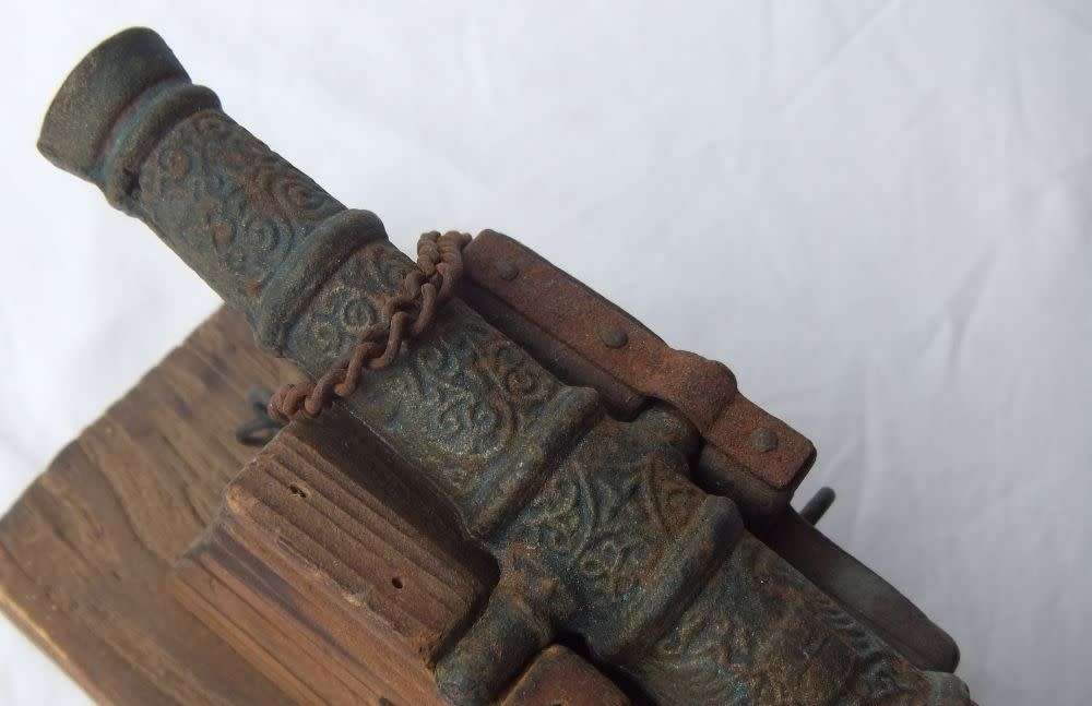 SO RUSTIC !! ONE VINTAGE WOODEN BOOKEND WITH PATTERNED METAL CANNON !! AS A DESKPIECE OR PROJECT !!