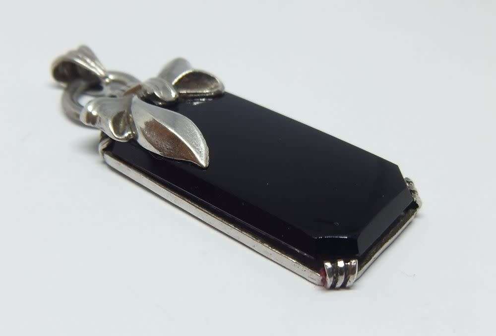 A GORGEOUS VINTAGE STERLING SILVER PENDANT WITH BOW FEATURE AND GENUINE ONYX INSET !! WOW !!