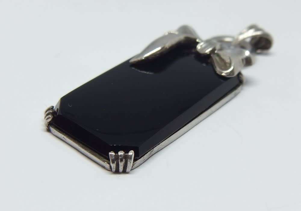 A GORGEOUS VINTAGE STERLING SILVER PENDANT WITH BOW FEATURE AND GENUINE ONYX INSET !! WOW !!