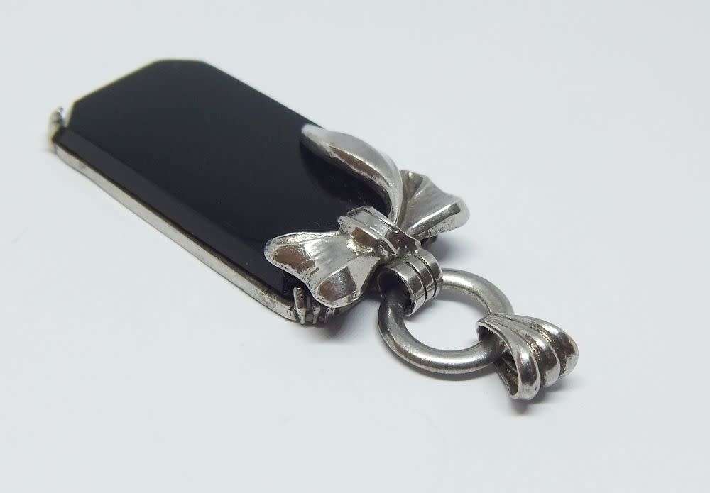 A GORGEOUS VINTAGE STERLING SILVER PENDANT WITH BOW FEATURE AND GENUINE ONYX INSET !! WOW !!