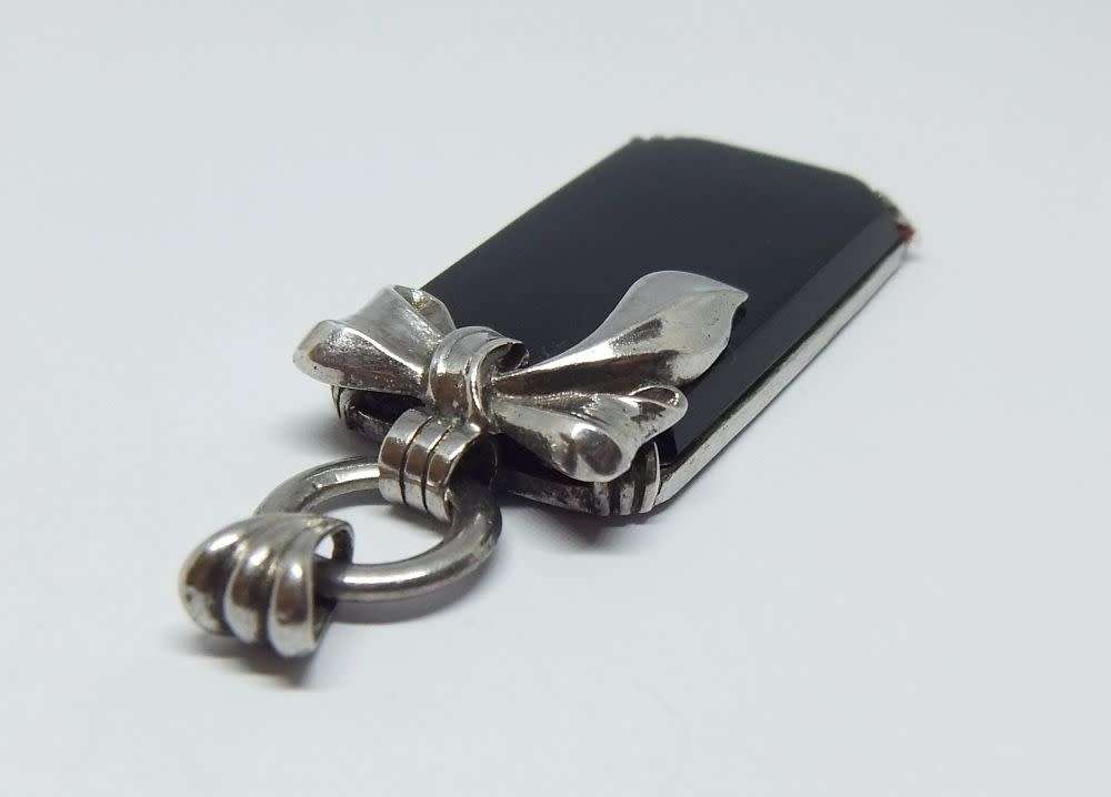 A GORGEOUS VINTAGE STERLING SILVER PENDANT WITH BOW FEATURE AND GENUINE ONYX INSET !! WOW !!