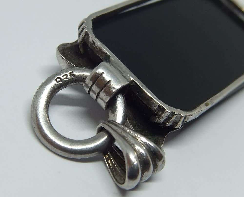 A GORGEOUS VINTAGE STERLING SILVER PENDANT WITH BOW FEATURE AND GENUINE ONYX INSET !! WOW !!