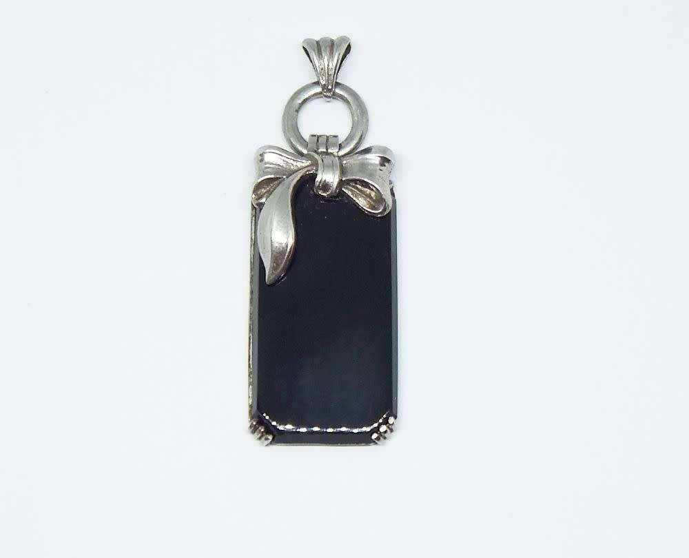 A GORGEOUS VINTAGE STERLING SILVER PENDANT WITH BOW FEATURE AND GENUINE ONYX INSET !! WOW !!
