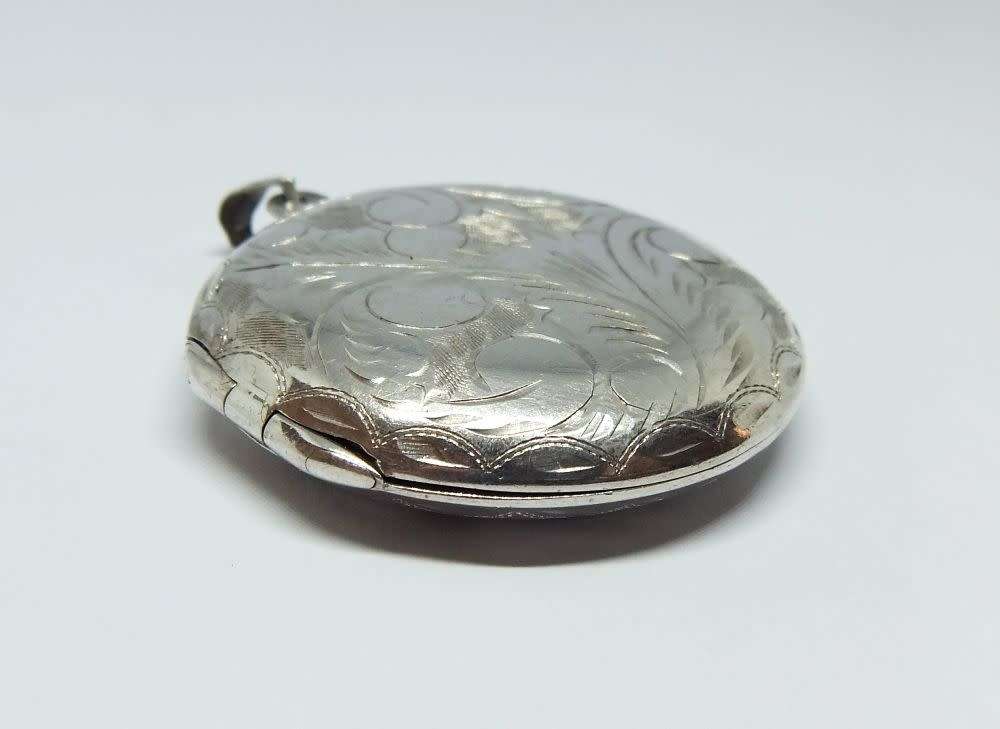 SO COOL !! A MUCH LARGER THAN USUAL STERLING SILVER LOCKET PENDANT IN GREAT CONDITION !! WOW !!