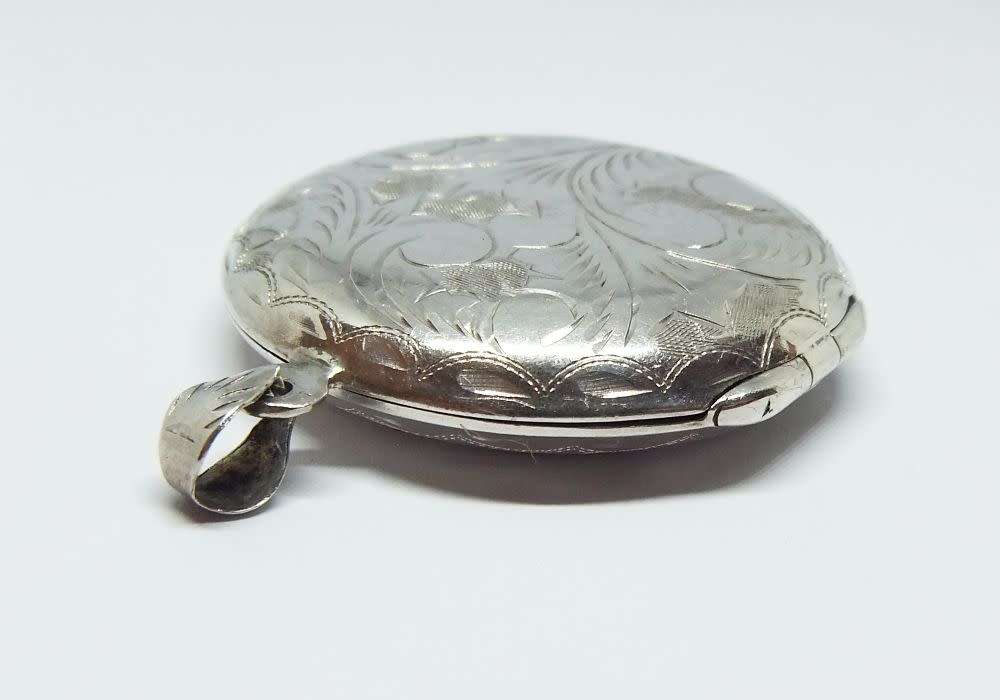 SO COOL !! A MUCH LARGER THAN USUAL STERLING SILVER LOCKET PENDANT IN GREAT CONDITION !! WOW !!
