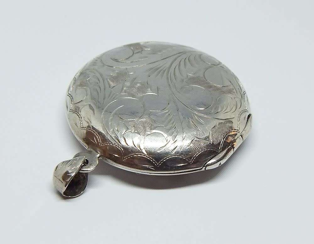 SO COOL !! A MUCH LARGER THAN USUAL STERLING SILVER LOCKET PENDANT IN GREAT CONDITION !! WOW !!