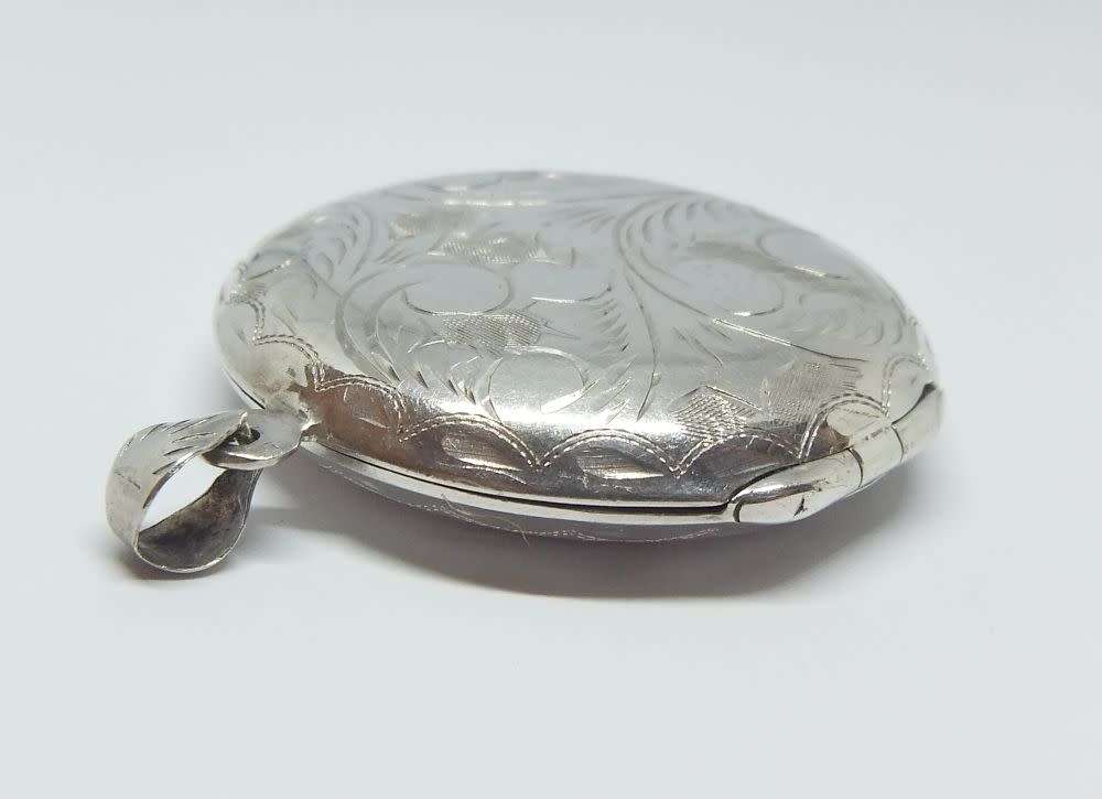 SO COOL !! A MUCH LARGER THAN USUAL STERLING SILVER LOCKET PENDANT IN GREAT CONDITION !! WOW !!