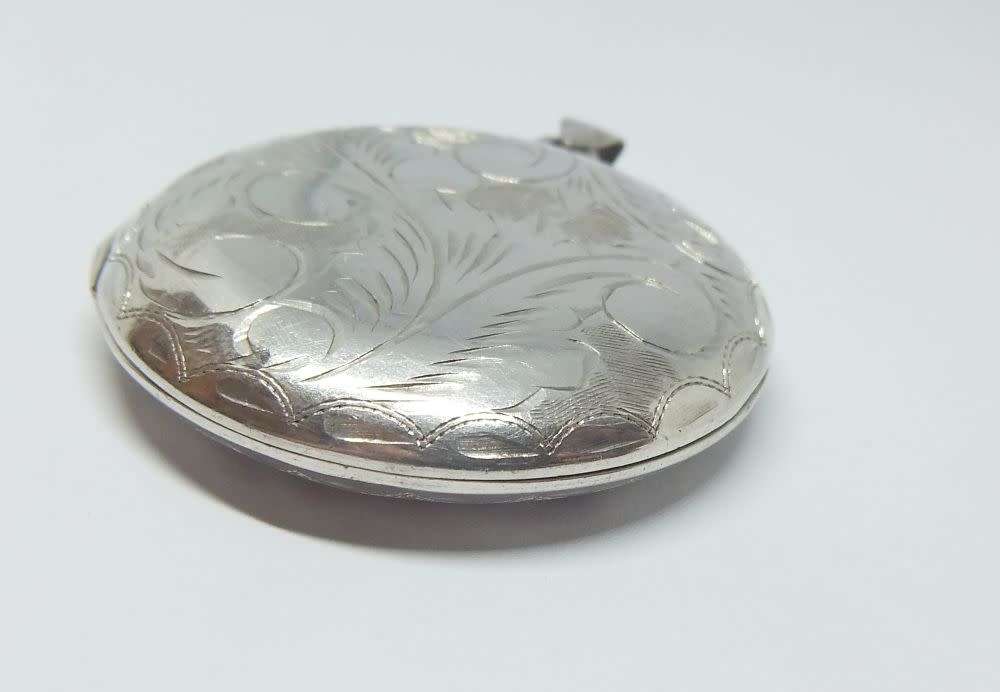 SO COOL !! A MUCH LARGER THAN USUAL STERLING SILVER LOCKET PENDANT IN GREAT CONDITION !! WOW !!