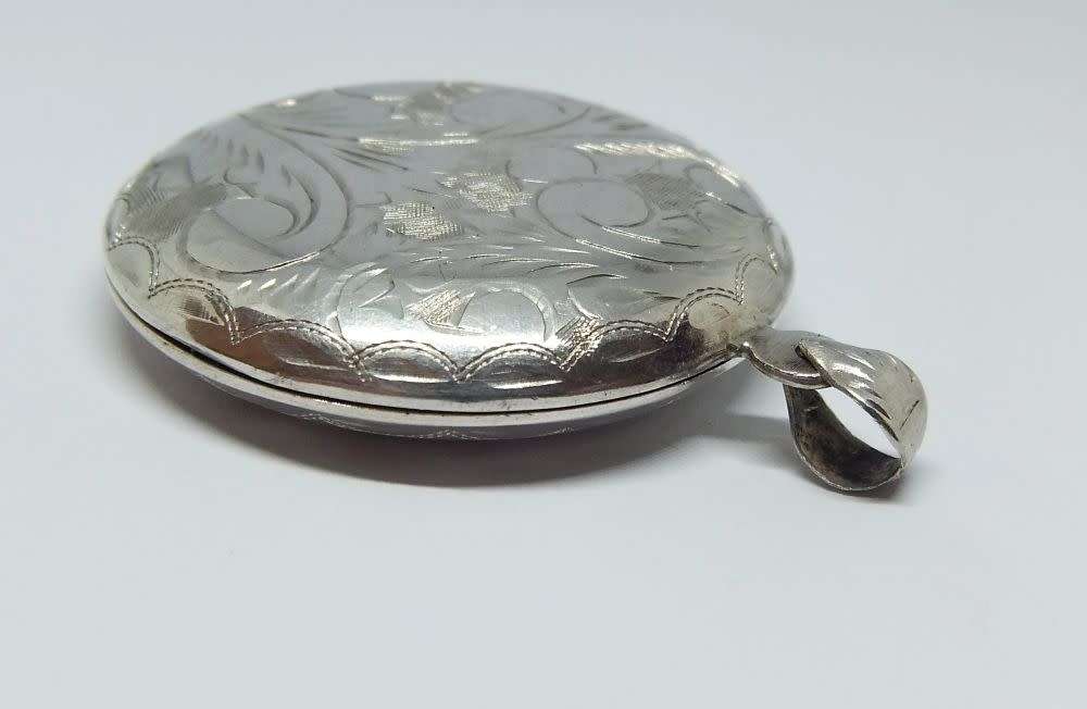 SO COOL !! A MUCH LARGER THAN USUAL STERLING SILVER LOCKET PENDANT IN GREAT CONDITION !! WOW !!
