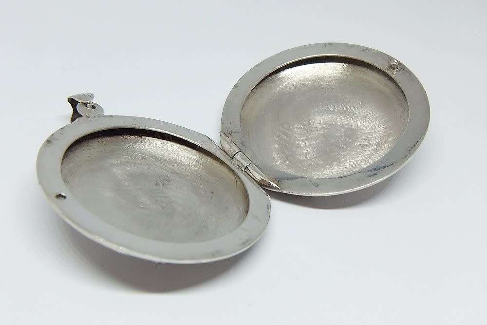 SO COOL !! A MUCH LARGER THAN USUAL STERLING SILVER LOCKET PENDANT IN GREAT CONDITION !! WOW !!