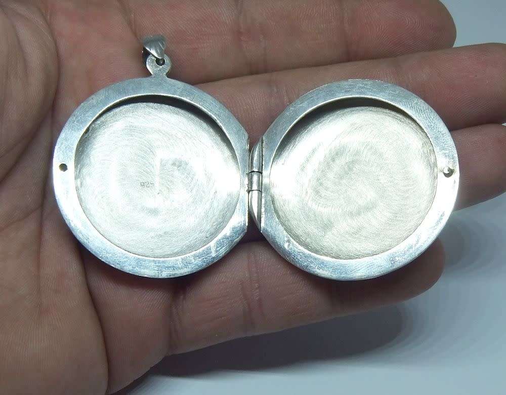 SO COOL !! A MUCH LARGER THAN USUAL STERLING SILVER LOCKET PENDANT IN GREAT CONDITION !! WOW !!