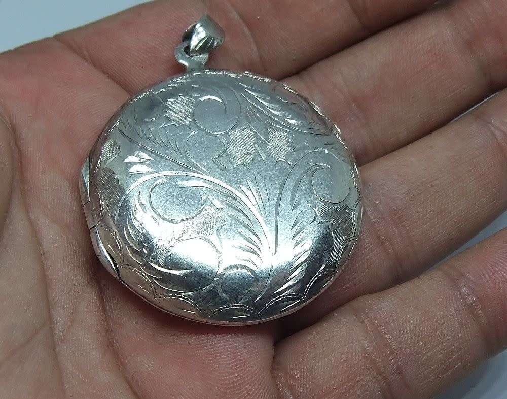 SO COOL !! A MUCH LARGER THAN USUAL STERLING SILVER LOCKET PENDANT IN GREAT CONDITION !! WOW !!