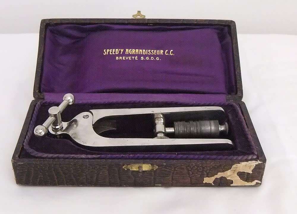 ULTRA RARE !! AN EARLY 20TH CENTURY JEWELERS / WATCHMAKERS TOOL IN ORIGINAL CASE !! HIGH VALUE !!