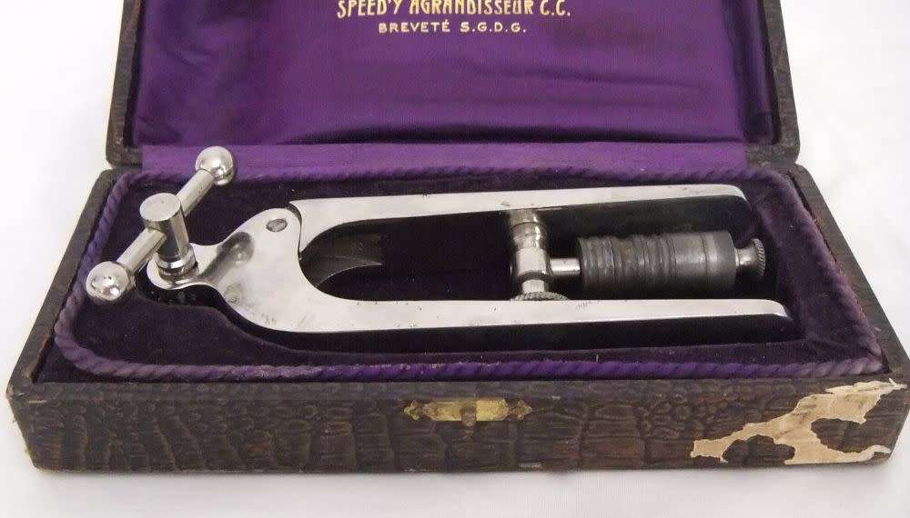 ULTRA RARE !! AN EARLY 20TH CENTURY JEWELERS / WATCHMAKERS TOOL IN ORIGINAL CASE !! HIGH VALUE !!