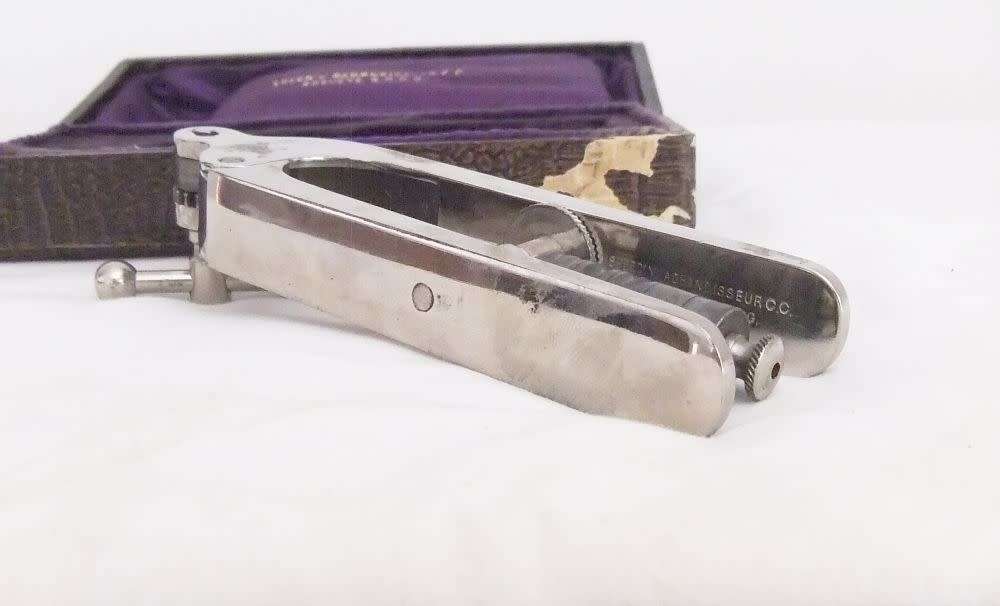 ULTRA RARE !! AN EARLY 20TH CENTURY JEWELERS / WATCHMAKERS TOOL IN ORIGINAL CASE !! HIGH VALUE !!